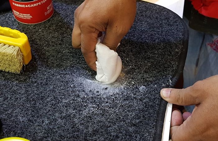 Membersihkan karpet mobil