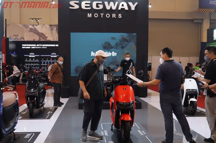 Booth Segway Motors di GIIAS 2022. Ini harga semua varian motor listrik Segway, mulai Rp 27 jutaan. 