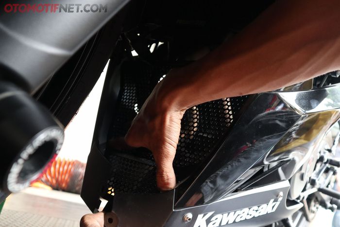 Posisikan V-Grill ke tempatnya, di bawah radiator menutupi header yang menggantung (Gbr.3)