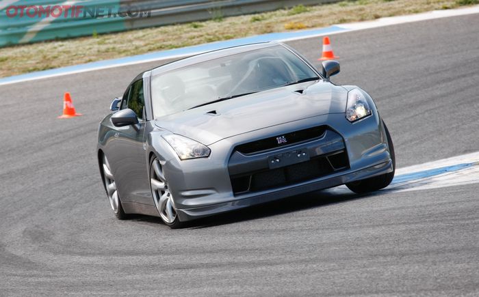 Nissan GT-R 2008 saat media test drive di sirkuit Estoril, Portugal, 2008