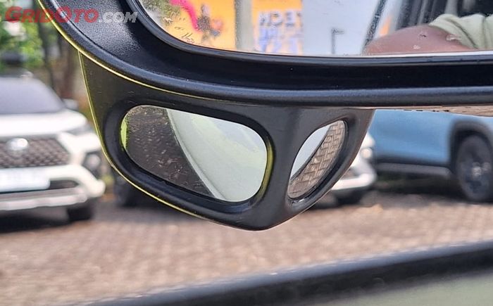 Kaca tambahan ini berfungsi untuk mengurangi titik buta atau blindspot yang tidak terlihat dari kaca spion utama.
