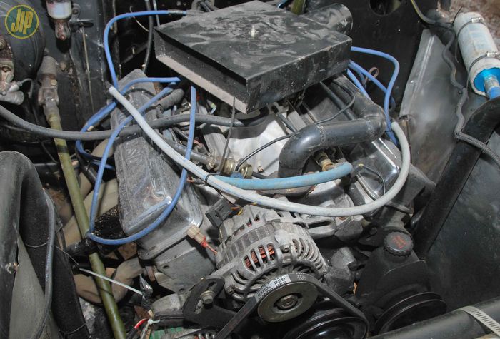 Mesin Chevy 350 V8 injeksi 5.700cc dipasang mengganti mesin 2F 6 silinder aslinya.