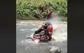 Duh, Kecebur Sungai, Setang Piston Honda CRF150L Bengkok, Pengendara Disalahkan