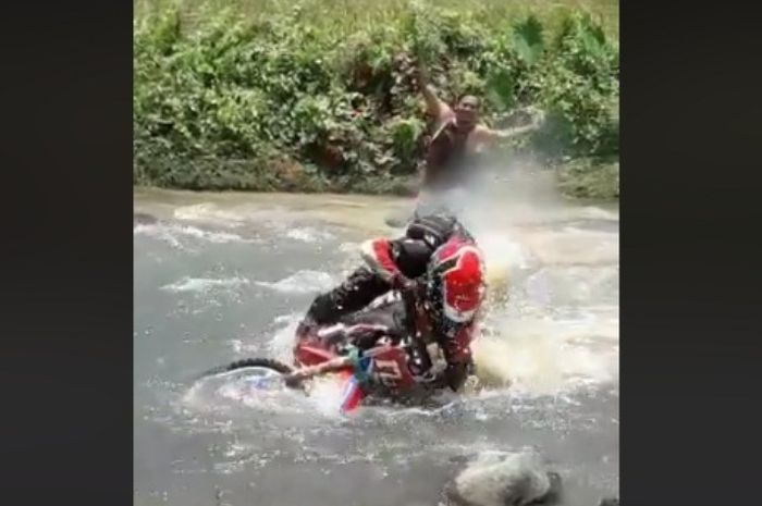 Honda CRF150L diajak menyeberang sungai jatuh dan terjadi water hammer