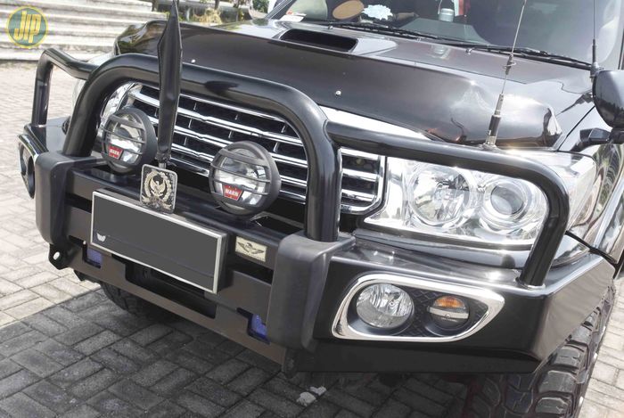 Bumper depan Toyota Fortuner ini ditukar dengan bullbar keluaran Falcon NS 4x4 Accessories.