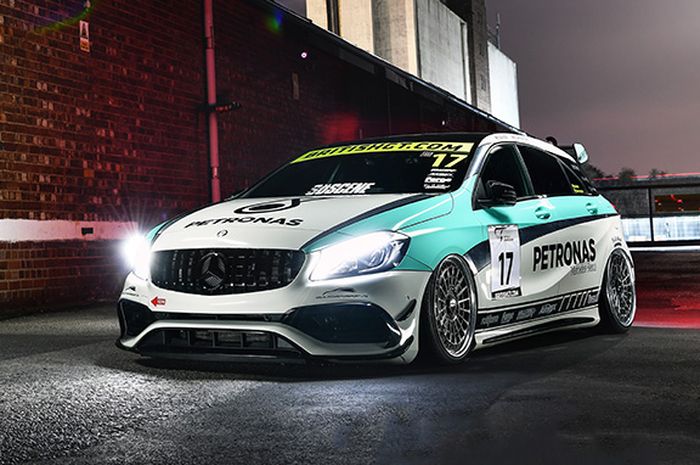 Modifikasi Mercedes-AMG A45 keren dengan livery Mercedes Petronas F1