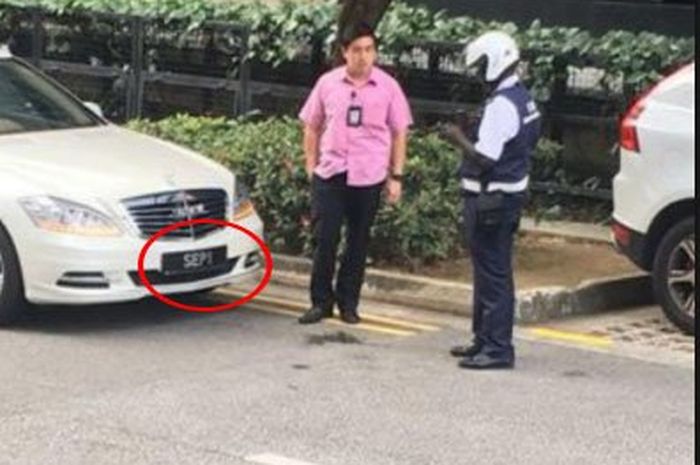 Mobil Presiden parkir di sembarang