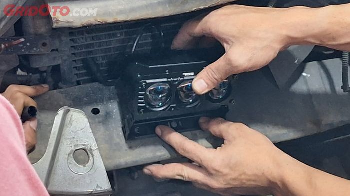 Lampu tambahan SQL mempunyai output seperti lampu projector atau projie biled 