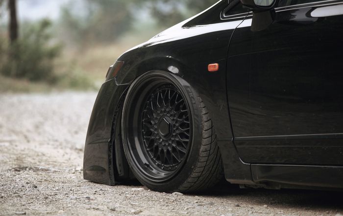 Tampilan pelek yang terpasang di Honda Civic FD dengan gaya agresif