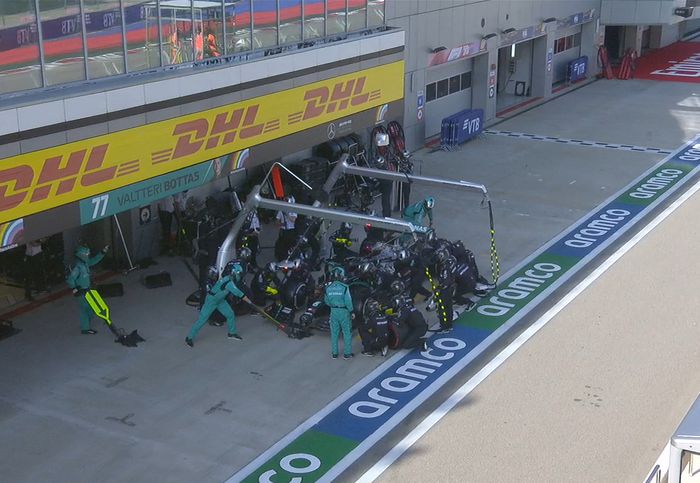 Pada lap ke-16, Lewis Hamilton yang memimpin jalannya balapan masuk pit stop untuk mengganti ban dan menjalani hukuman 10 detik penalti