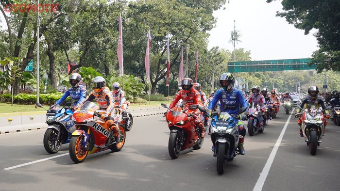 Para pembalap MotoGP saat parade melintasi kawasan Medan Merdeka Barat, Jakarta Pusat pada Rabu (15/3/2022).