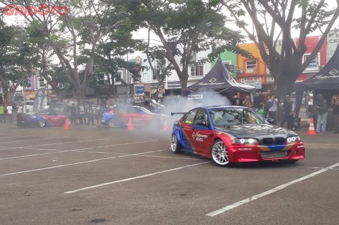 Aksi Drift yang dilakukan oleh anggota AR Team