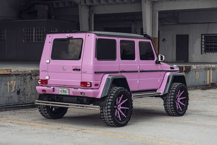 Seluruh bodi modifikasi Mercedes-Benz G-Class dilapis kelir pink