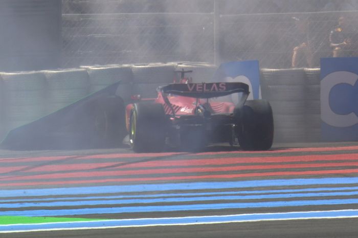 Pembalap tim Ferrari, Charles Leclerc kecelakaan saat tengah memimpin balap F1 Prancis 2022 hari Minggu (24/7)