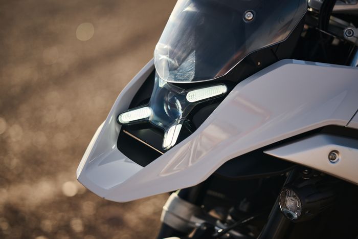 Headlamp BMW R 1300 GS kini tidak lagi asimetris seperti model terdahulu