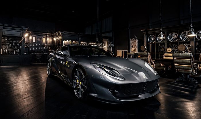 Ferrari 812 superfast yang dipilih warna abu-abu plus kaliper rem kuning