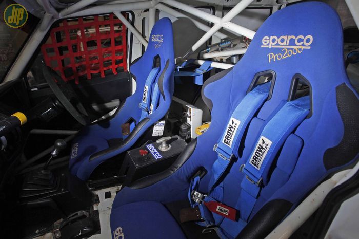 Sepasang jok bucket Sparco Pro2000 dan safety belt Crow Enterprizes membuat nyaman dan lebih yakin untuk melibas trek speed off-road. 