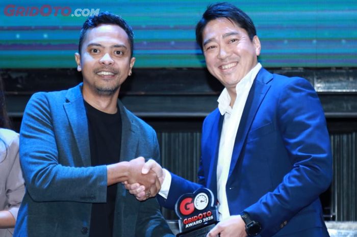 Kazuto Azuma (kanan), Director of Product Service &amp; Branding Strategy Division MMKSI, saat menerima penghargaan GridOto Award 2025 untuk Destinator.