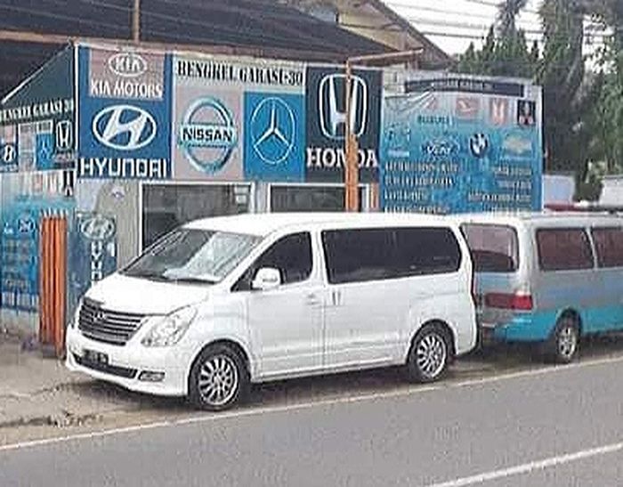 Hyundai H-1 (putih) di Garasi 30, bengkel spesialis Hyundai