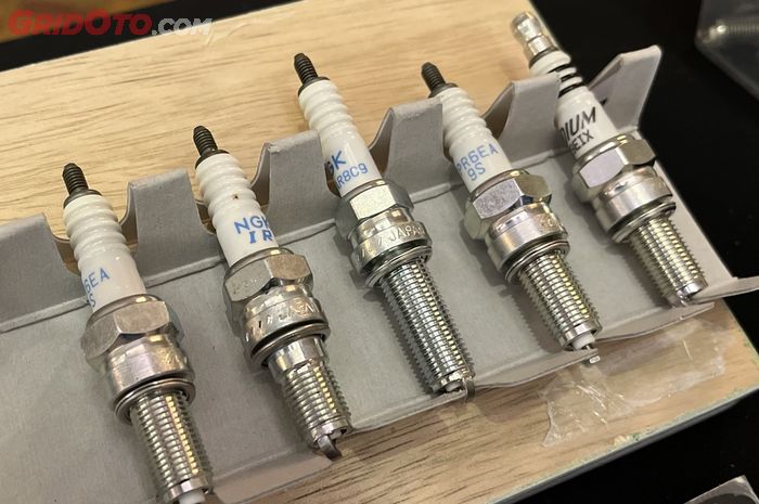 Ilustrasi busi mobil bekas