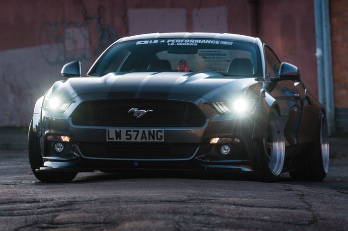 Ford Mustang pakai over fender Liberty Walk