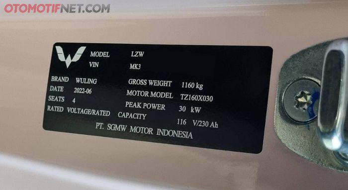 Stiker pada Wuling Air ev Long Range yang menyatakan spesifikasi tenaga motor listrik, arus listrik, dan kapasitas baterai.
