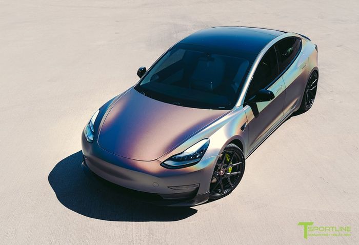 Modifikasi Tesla Model 3 ini dibungkus body wrapping hologram yang nyentrik