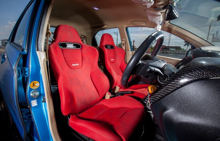 Sepasang jok semi bucket Recaro di kabin modifikasi Honda Brio lawas