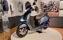 Dua Helm Masih Lega, Sebesar Ini Bagasi Motor Listrik TVS iQube S 2025
