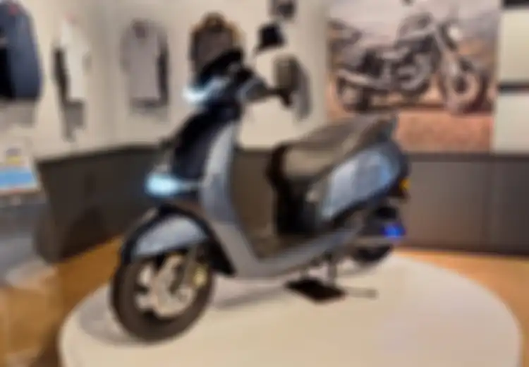 Dua Helm Masih Lega, Sebesar Ini Bagasi Motor Listrik TVS iQube S 2025