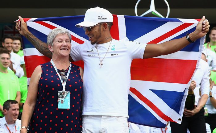 Lewis Hamilton saat merayakan gelar juara dunia F1 di Meksiko bersama ibunya