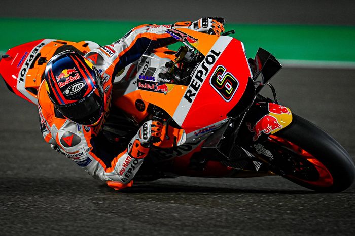Stefan Bradl dipastikan akan kembali gantikan Marc Marquez di Repsol Honda Team untuk MotoGP Qatar 2021. 