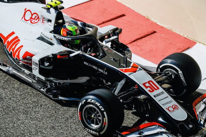 Mick Schumacher mengemudikan mobil tim Haas pada sesi latihan di F1 Abu Dhabi 2020