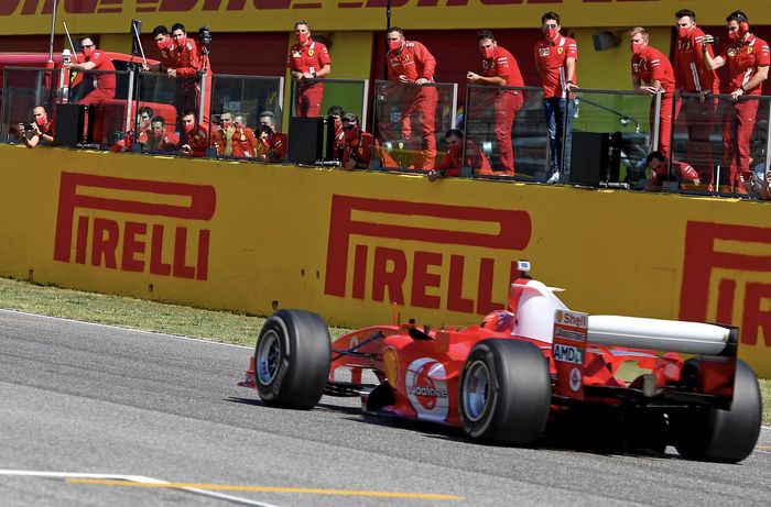 Kru tim Ferrari memberi sambutan hangat pada Mick Schumacher yang mengendarai mobil Ferrari F2004 di F1 Tuscan 2020