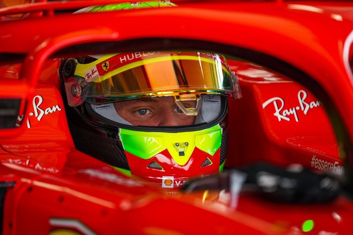 Mick Schumacher berada di kokpit mobil Ferrari SF17H dalam rangka persiapan tampil di FP1 F1 Eifel 2020