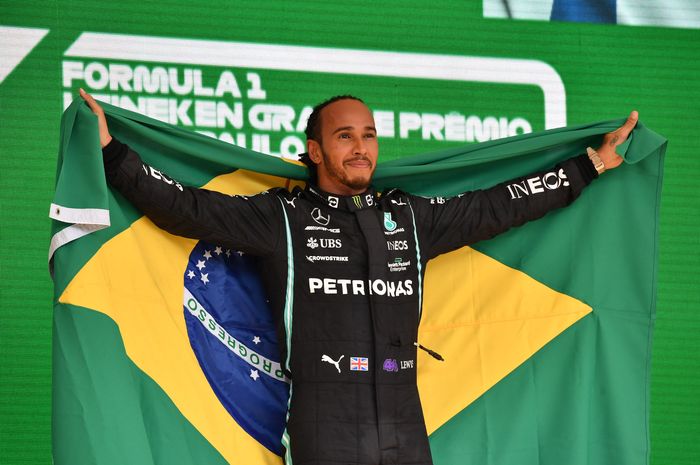 Menang di F1 Brasil 2021, Lewis Hamilton memperpendek jarak dari Max Verstappen jadi 14 poin