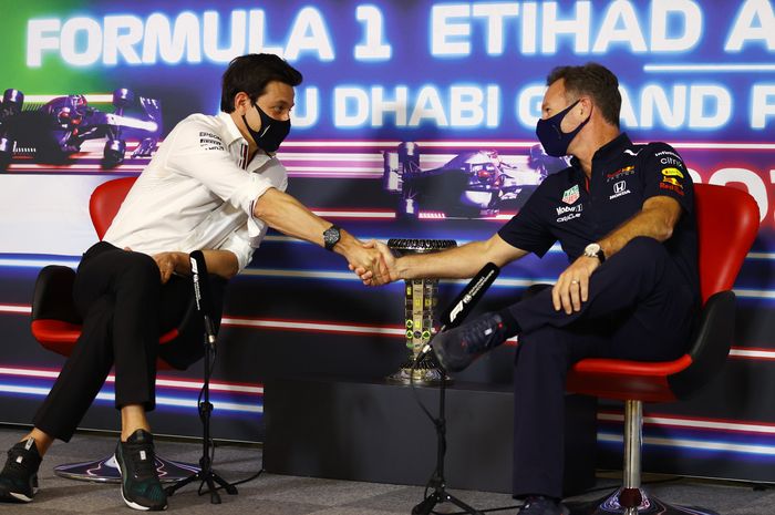 Bos tim Mercedes, Toto Wolff dan bos tim Red Bull, Christian Horner bersalaman menjelang perebutan gelar di F1 Abu Dhabi 2021