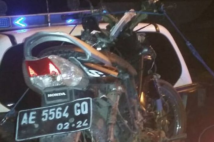 Honda Supra X 125 hancur setelah ditabrak bus Sugeng Rahayu