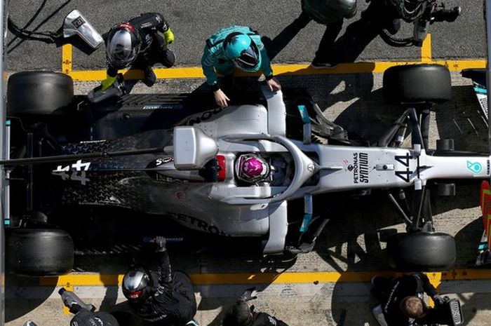 Lewis Hamilton di dalam kokpit mobil Mercedes W11 saat tes pramusim F1 Barcelona