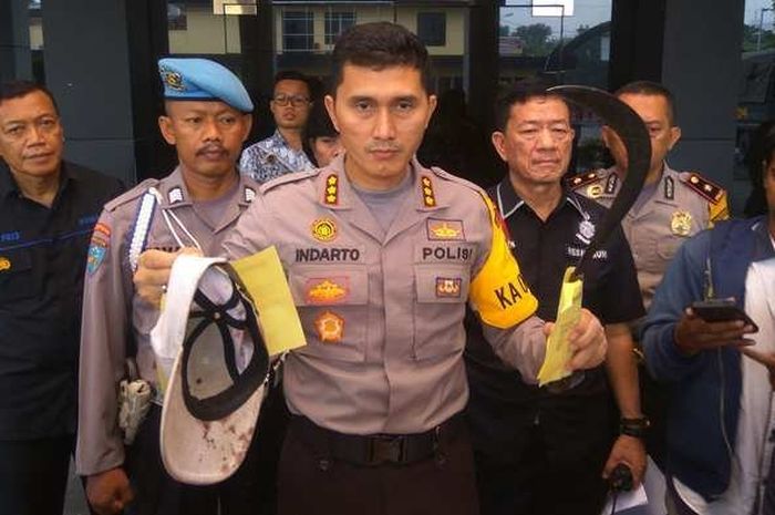 Kapolres Metro Bekasi, Kombes Indarto saat menunjukkan barang bukti kasus pembegalan di flyover Summ