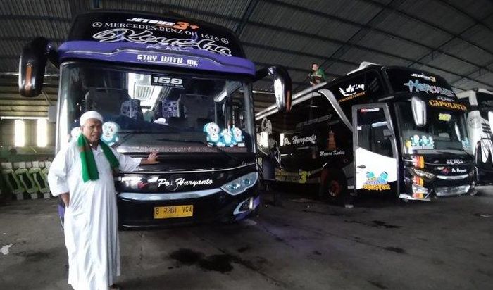 Pemilik PO Haryanto, Haryanto bersama bus-bus miliknya.