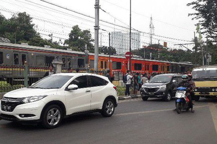 Lalu lintas sekitar Stasiun Palmerah kembali beroperasi setelah ditemukam dugaan kotak kardus berisi bom (15/5/2018) pukul 14:55 WIB