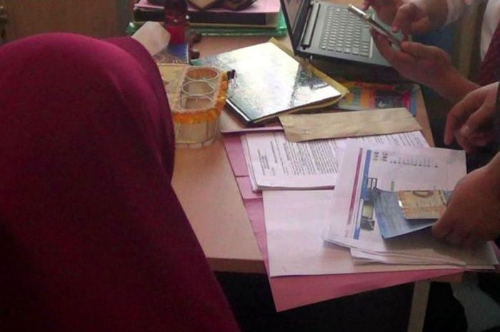 SF (berkerudung merah) dimintai keterangan oleh polisi di Mapolres Probolinggo gara-gara tulisan sta