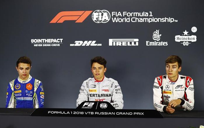 Nyck de Vries diapit Lando Norris (kiri) dan George Russell. Kedua rekannya ini memulai debut di balap F1 2019