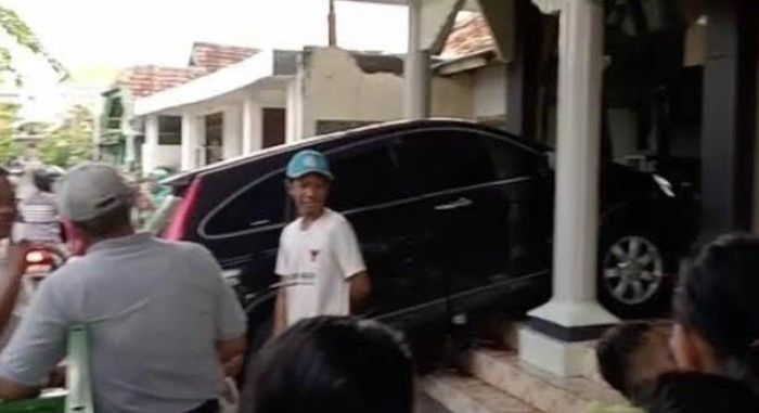 Honda CR-V yang dikemudikan Imron berhenti, usai menabrak pintu Musala Nurul Huda di Kauman Kelurahan Tumenggungan, Lamongan, Jumat (14/10/2022).