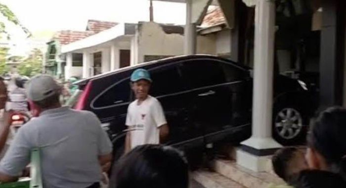 Honda CR-V yang dikemudikan Imron berhenti, usai menabrak pintu Musala Nurul Huda di Kauman Kelurahan Tumenggungan, Lamongan, Jumat (14/10/2022).