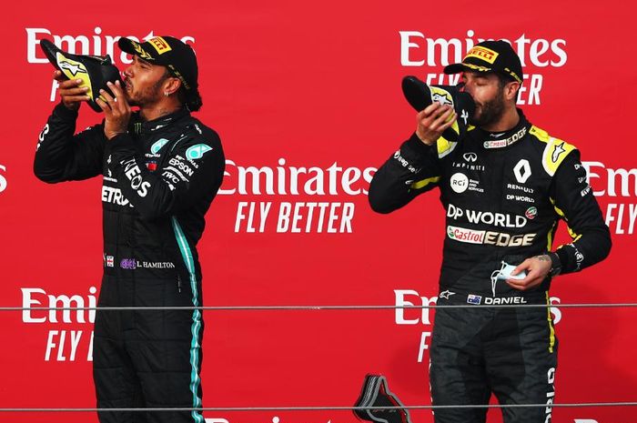 Lewis Hamilton dan Daniel Ricciardo minum sampanye dari sepatu balap atau yang dikenalkan dengan istilah 