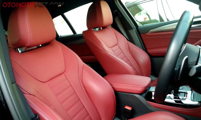 Dua bangku di depan pun sudah menggunakan model sport seats