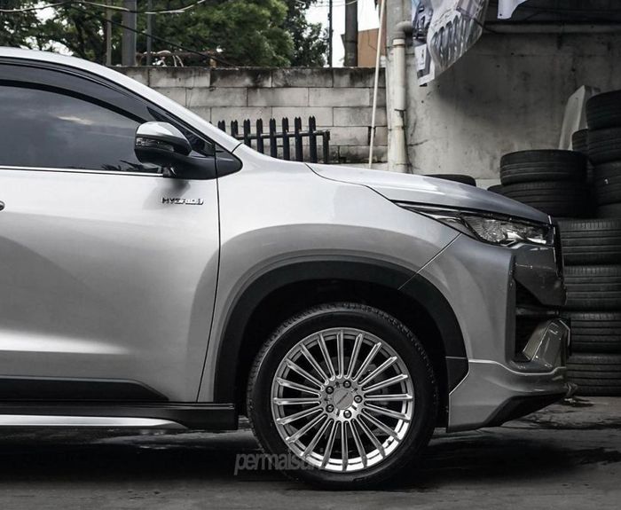 Modifikasi Innova Zenix Q Modellista pasang pelek Facewheels Razor