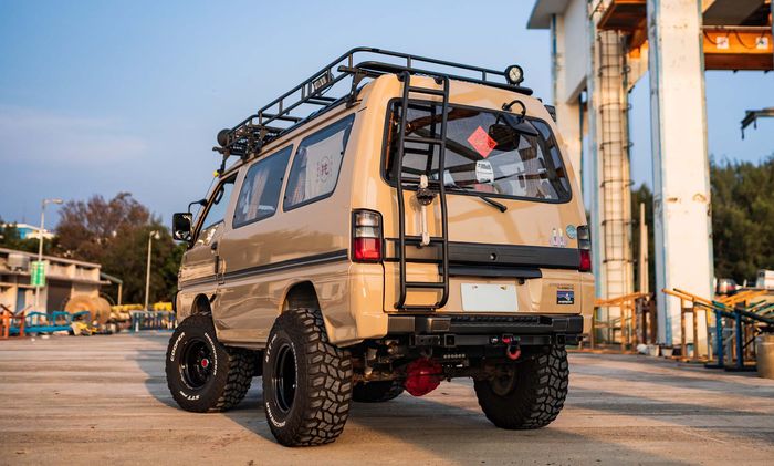 Tampilan belakang Mitsubishi Delica dilengkapi tangga